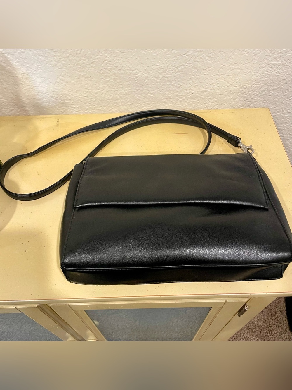 Classic Black Shoulder Bag - Sleek Minimalist Design